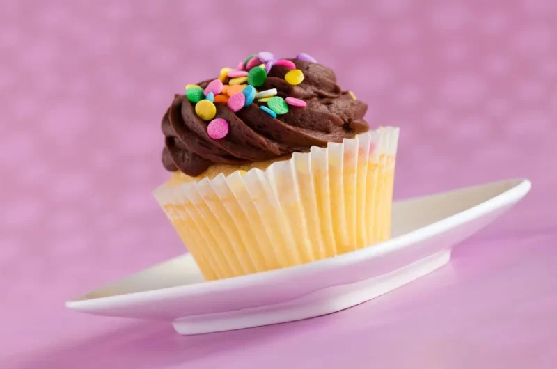 Receita de Cupcake Clássico com Cobertura de Chocolate: Irresistível e Fácil de Fazer 4 Receita de Cupcake Clássico com Cobertura de Chocolate: Irresistível e Fácil de Fazer