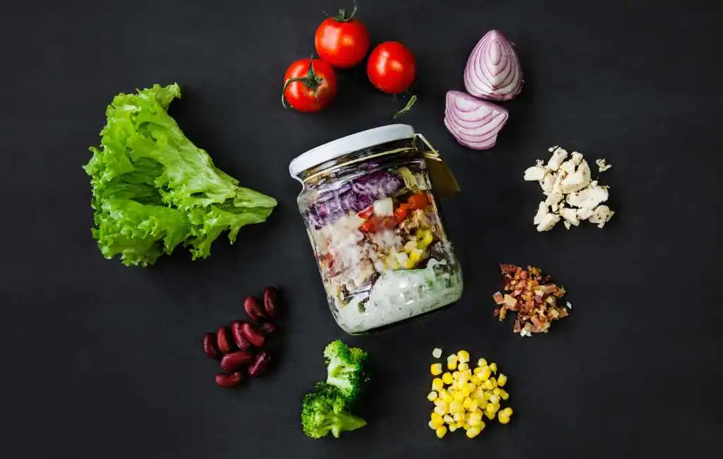 Receita de Salada no Pote: A Melhor Opção Fit para a Semana Toda 1 receita de salada no pote de vidro receitas da casa
