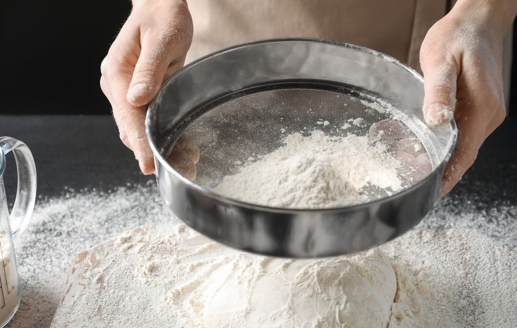 Por que peneirar farinha
