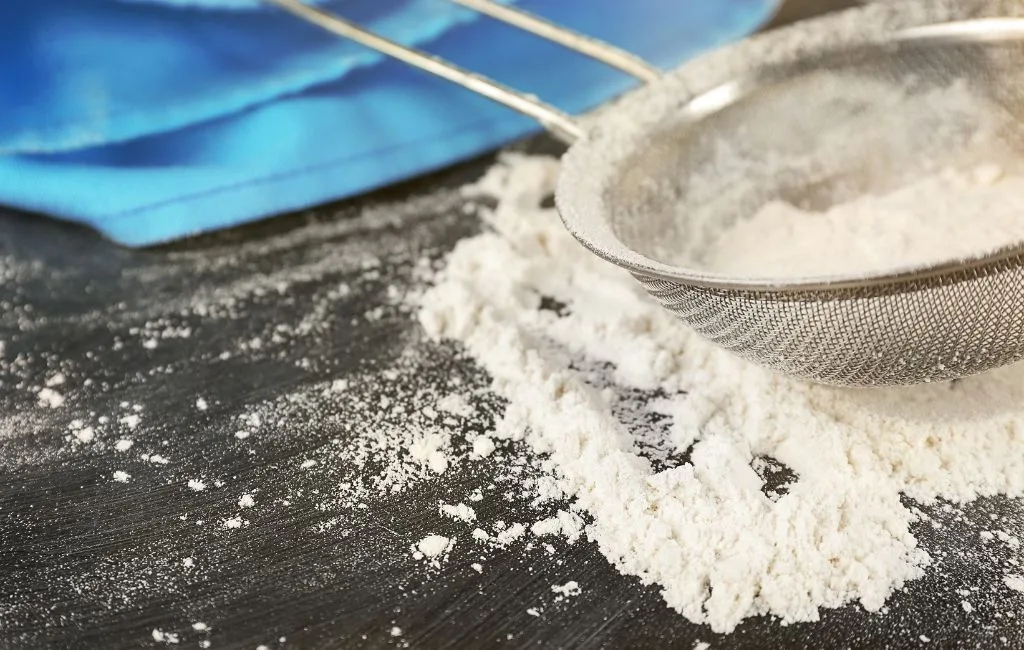 Por que peneirar farinha? Descubra o segredo para bolos mais fofinhos 3 Por que peneirar farinha