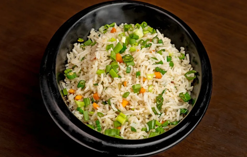 3 Formas Criativas de Usar o Arroz Esquecido na Geladeira 1 3 Formas Criativas de Usar o Arroz Esquecido na Geladeira