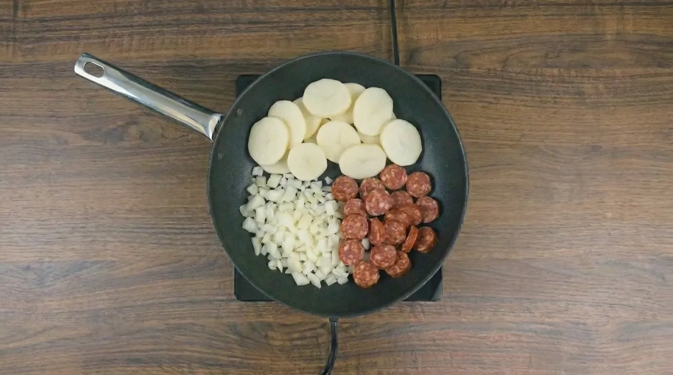 Jantar rápido com batata e linguiça na frigideira
