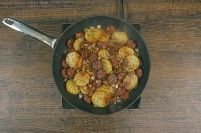 Batata com Linguiça na Frigideira: Receita Fácil e Perfeita Para Um Jantar Rápido