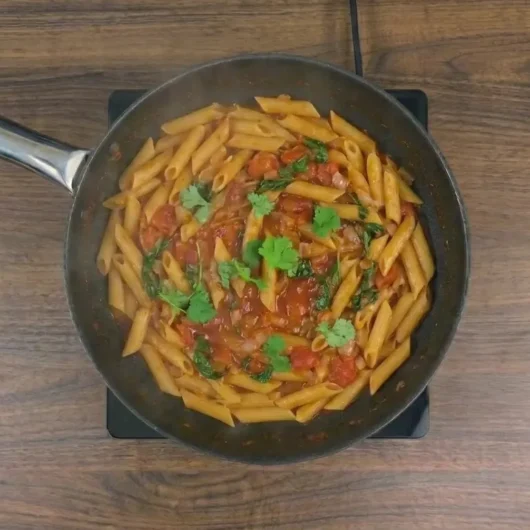 macarrão ao sugo na frigideira