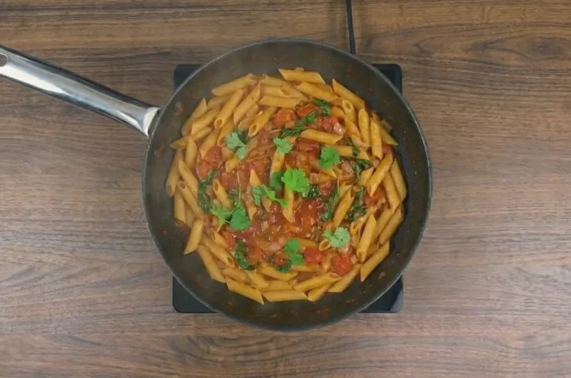 Macarrão ao Sugo na Frigideira: Receita Fácil, Barata e Perfeita Para Um Jantar Rápido