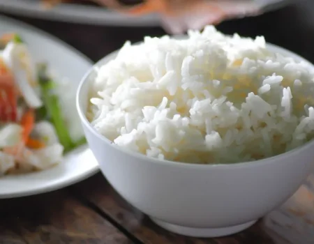 3 Formas Criativas de Usar o Arroz Esquecido na Geladeira