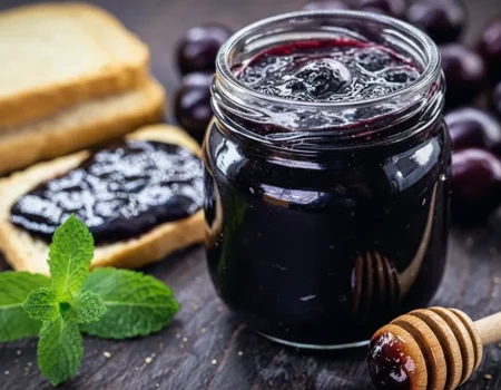 imagem close up de pote de geleia de jabuticaba conhecimentos digitais