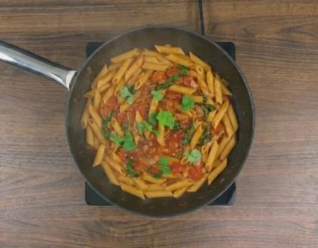 macarrão ao sugo na frigideira
