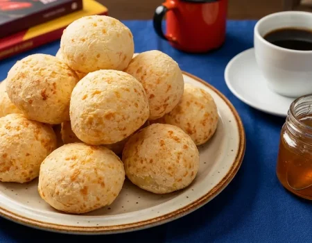 pão de queijo simples caseiro quentinho saindo do forno