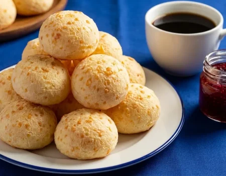 pão de queijo simples caseiro quentinho saindo do forno